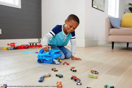 Hot Wheels City - Ultieme Dubbele Draak Transportvoertuig en 2 speelgoedauto's - Afbeelding 2