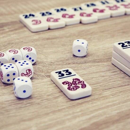 999 Games - Regenwormen - Dobbelspel - Eenvoudig te leren, snel te spelen - Familiespel - Gezelschapsspel - Educatief spel - Kinderspel - Klein cadeautje - Afbeelding 2