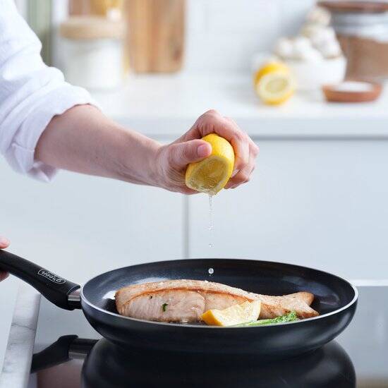 GreenChef Prime keramische inductie koekenpan 20cm - PFAS-vrij - Inductie koekenpan - Vaatwasserbestendig - Ovenbestendig tot 160°C - keramische antiaanbaklaag - Gerecylceerd aluminium - Zonder deksel - Zwart - Afbeelding 4